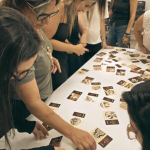 ערכת קלפים ככלי עזר לפיתוח תקשורת בגישור, אימון וטיפול. תקשורת מקרבת